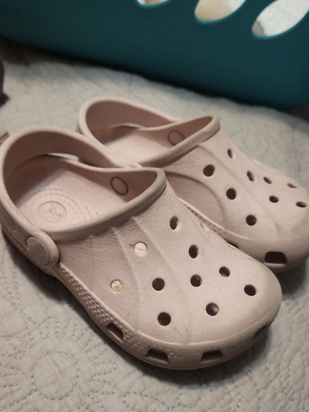 Sz 8-9 Crocs Kids Lightweight Slip-On Clogs in Light Pink
